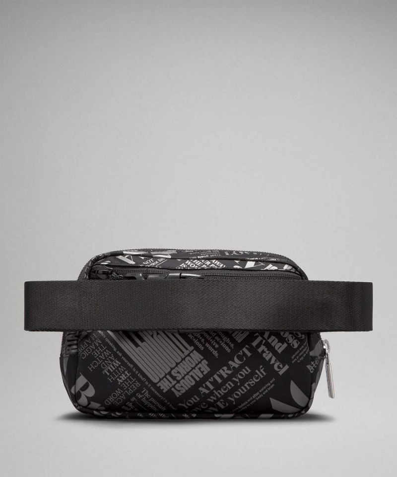 Lululemon Everywhere 1L Manifesto Print Bältesväska Dam Svarta Silver Sverige | QBAUZW783