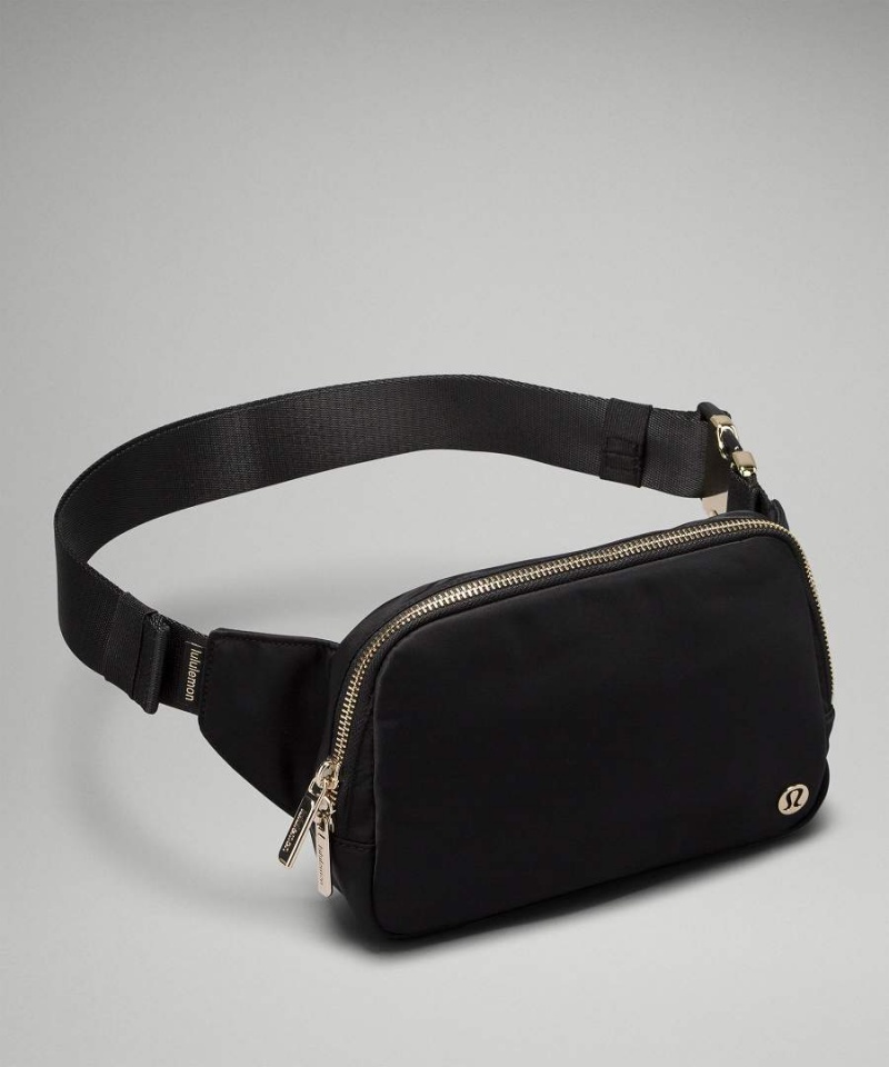 Lululemon Everywhere Large 2L Metal Hardware Bältesväska Dam Svarta Guld Sverige | XGTCKR280
